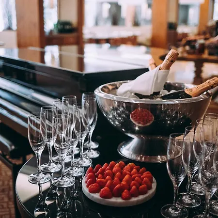 Отель Corinthia 5*