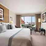 Отель Corinthia